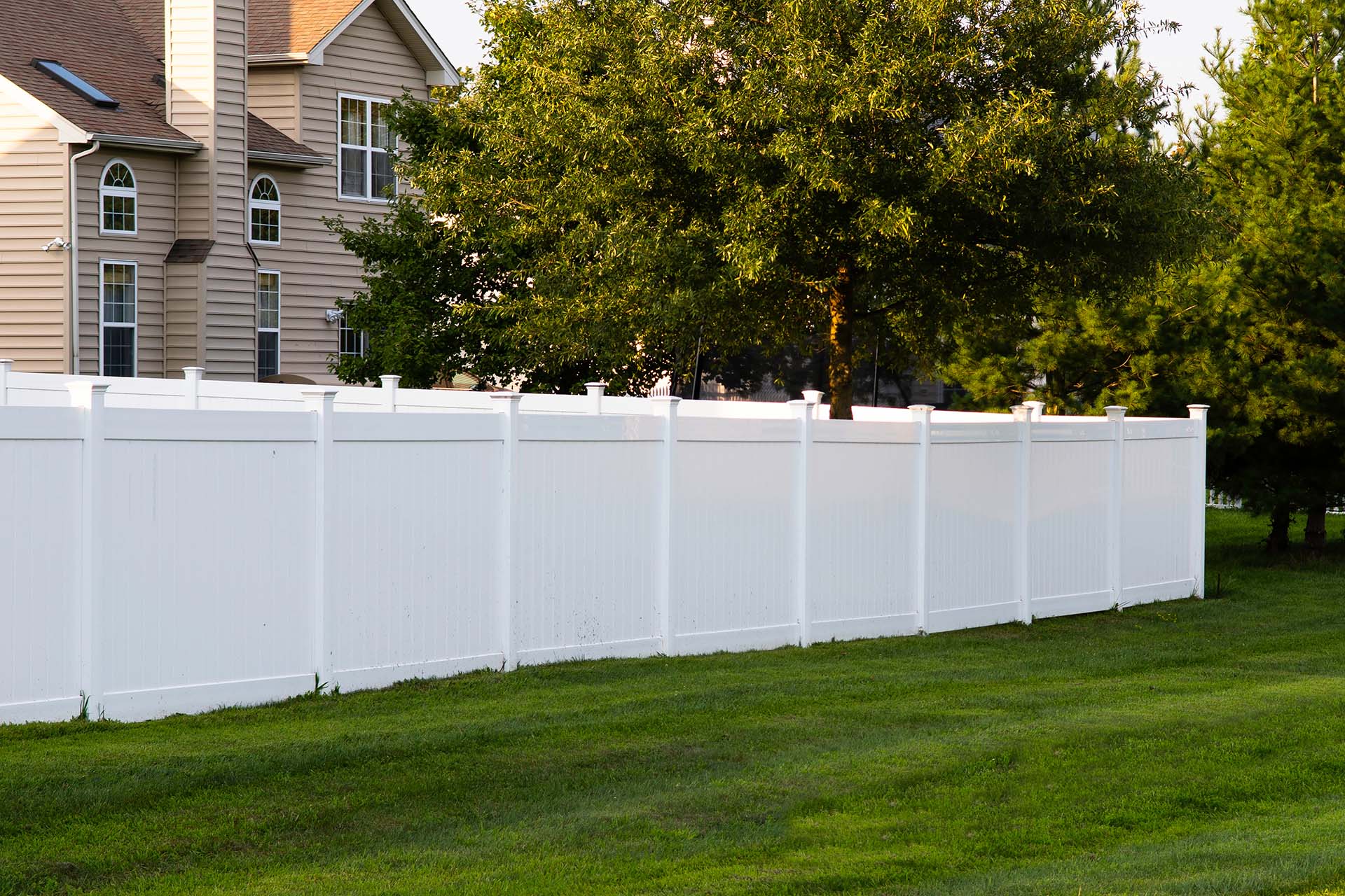 white vinyl fence