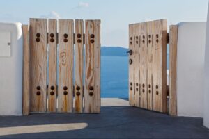 A 3D rendering of a wooden fence extending towards the sea, showcasing its natural beauty and durability against a scenic coastal backdrop.